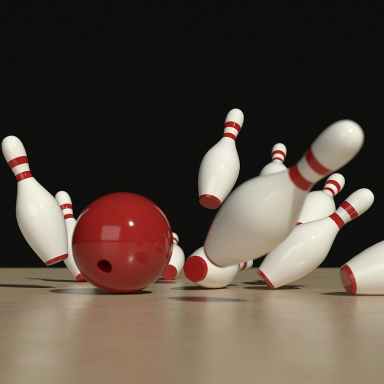 Bowlingkugel wirft Kegel um