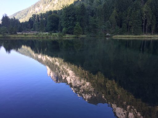 Falkensee mit gespiegelten Berg