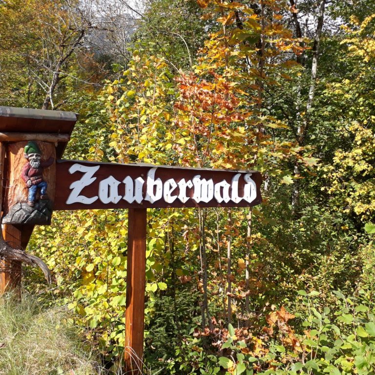Hinweisschild zum Zauberwald