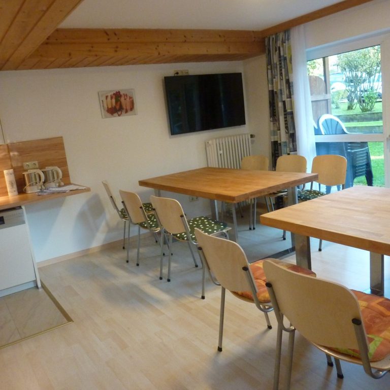 Teamraum Sitzgelegenheiten und TV