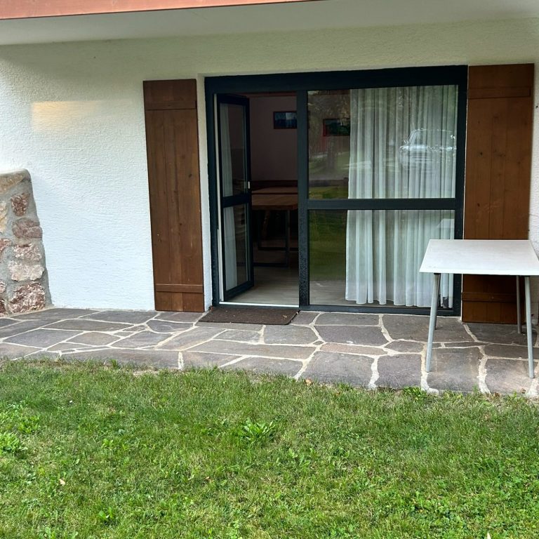 Teamraum Außenansicht mit kleiner Terrasse