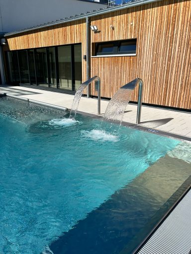 Hallenbad Inzell Außenbecken mit Rückenmassage