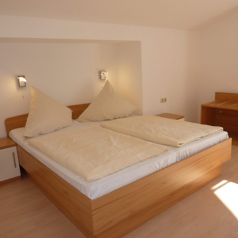 Doppelbett im Elternschlafzimmer