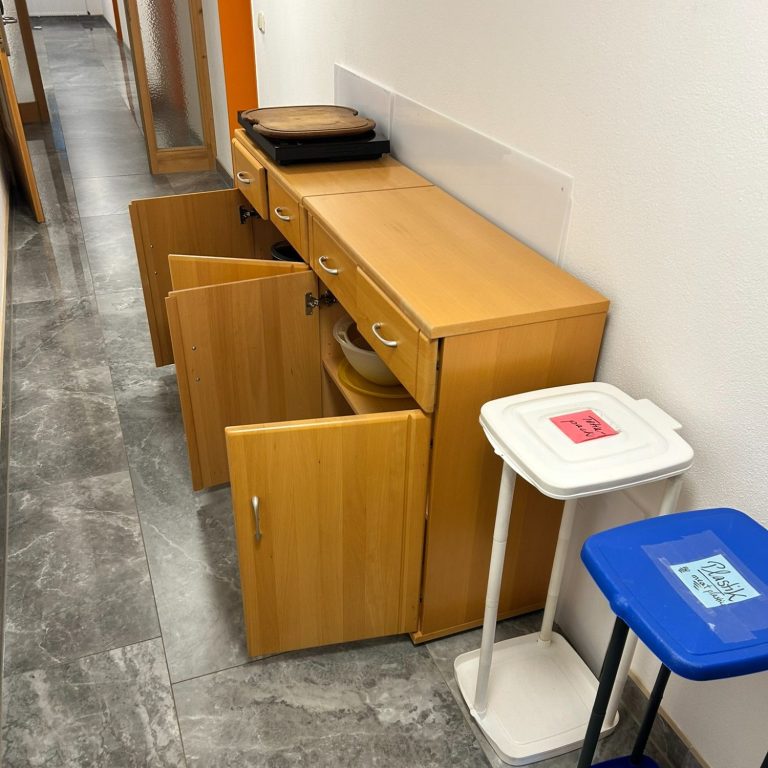 Teamraum Sideboards mit großen Töpfen